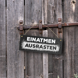 Metallschild mit Spruch: Einatmen - Ausrasten