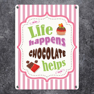 Metallschild mit Spruch: Life Happens - Chocolate Helps