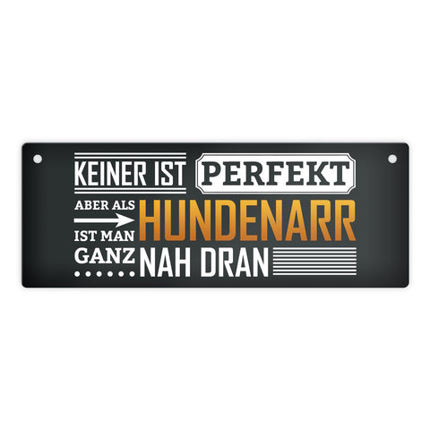 Metallschild mit Spruch: Keiner ist perfekt, aber als Hundenarr ist man ganz nah dran