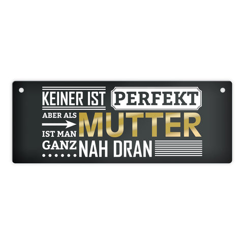 Metallschild mit Spruch: Keiner ist perfekt, aber als Mutter ist man ganz nah dran