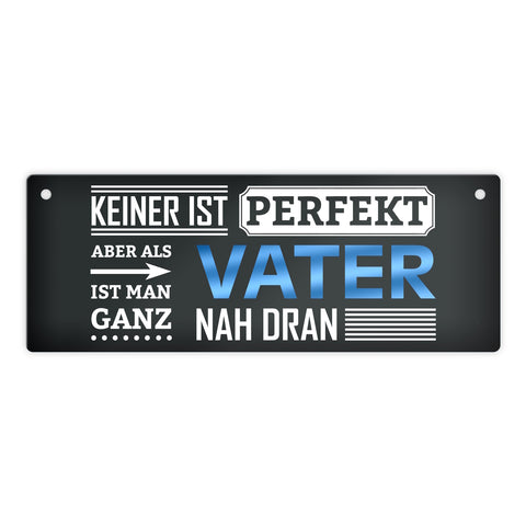 Metallschild mit Spruch: Keiner ist perfekt, aber als Vater ist man ganz nah dran