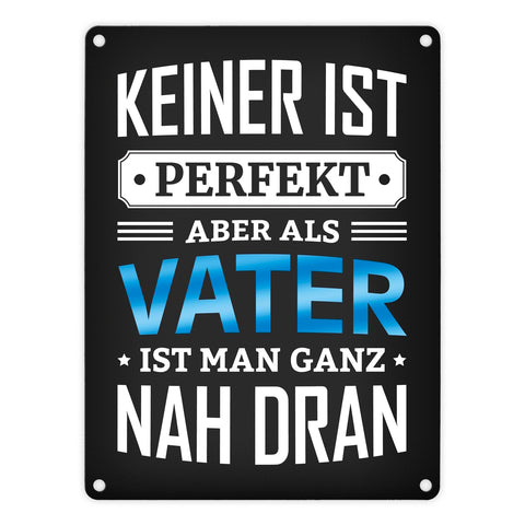 Metallschild mit Spruch: Keiner ist perfekt, aber als Vater ist man ganz nah dran