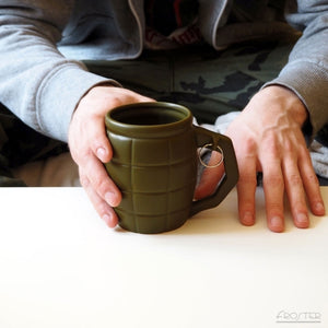 Handgranate Kaffeebecher in olivgrün