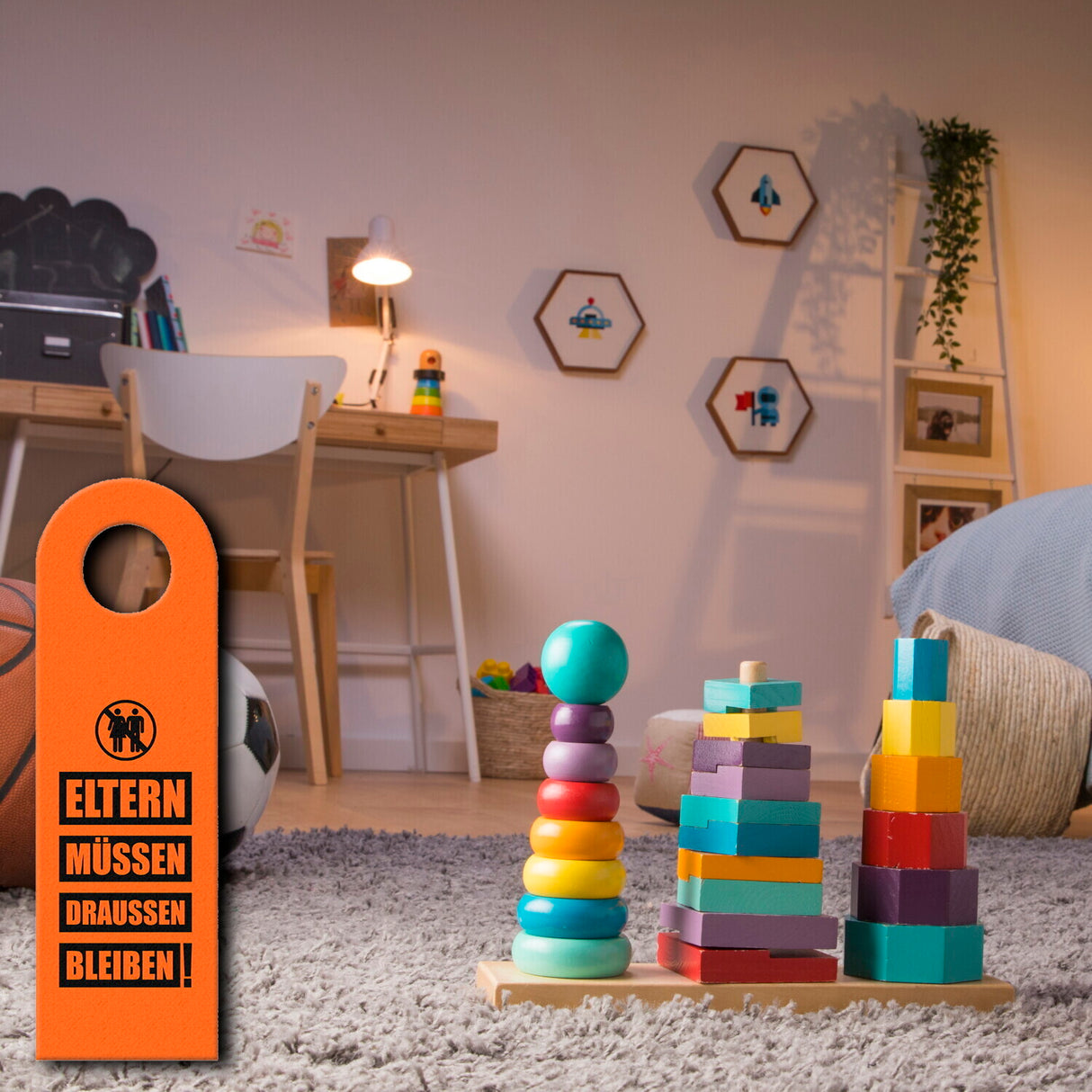 Kinderzimmer Türhänger in Orange mit Spruch: Eltern müssen draussen bleiben