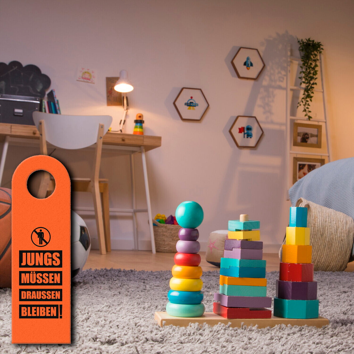 Kinderzimmer Türhänger in Orange mit Spruch: Jungs müssen draussen bleiben
