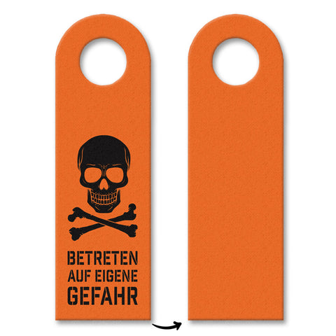 Betreten auf eigene Gefahr Türhänger mit Totenkopf Motiv in Orange