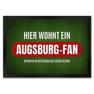 Hier wohnt ein Augsburg-Fan Fußmatte mit Rasen Motiv