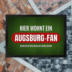 Hier wohnt ein Augsburg-Fan Fußmatte mit Rasen Motiv