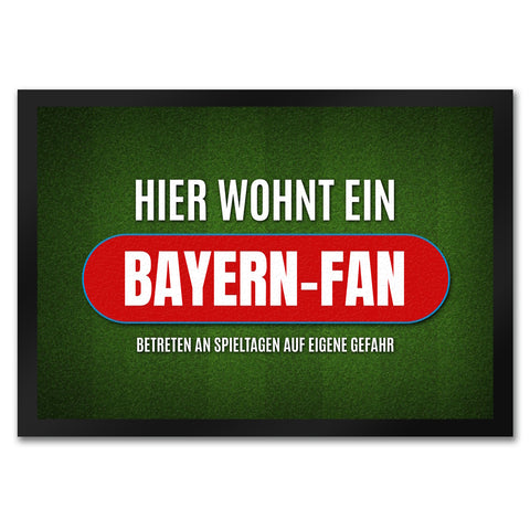 Hier wohnt ein Bayern-Fan Fußmatte mit Rasen Motiv