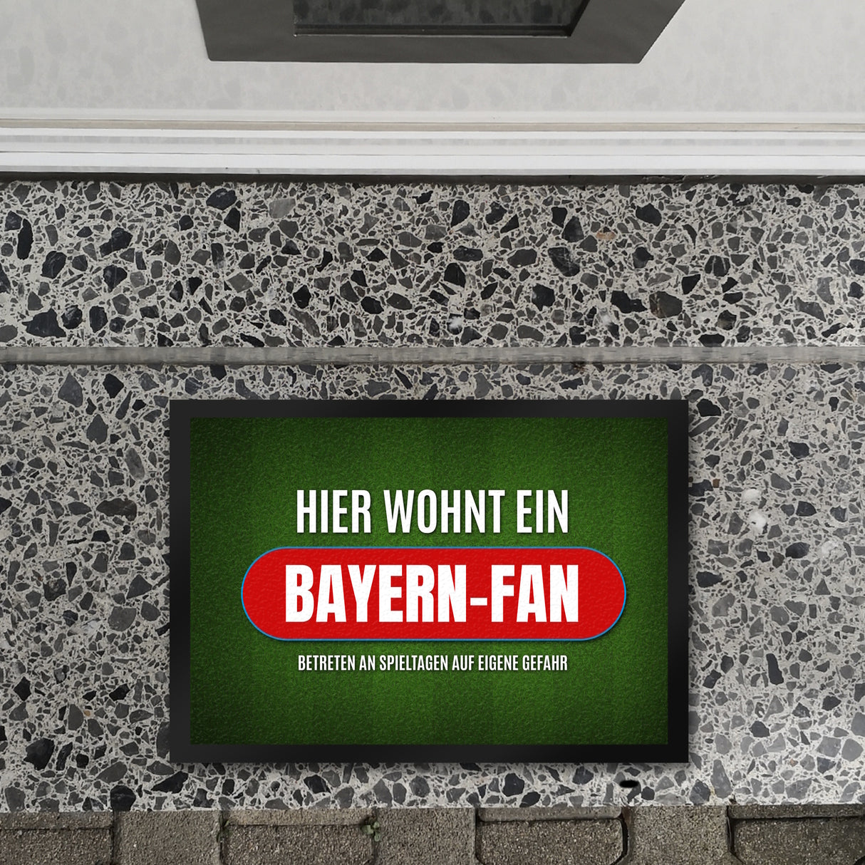 Hier wohnt ein Bayern-Fan Fußmatte mit Rasen Motiv