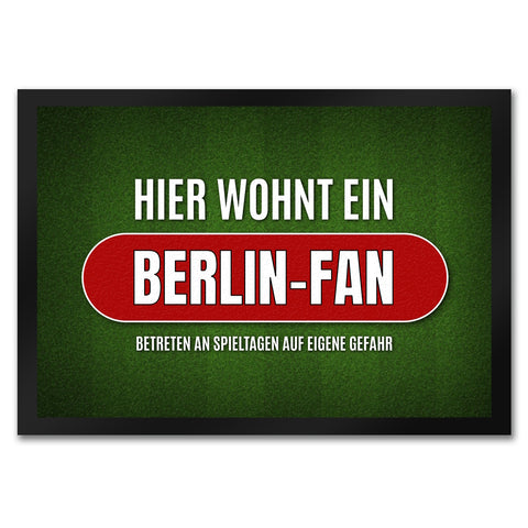 Hier wohnt ein Berlin-Fan Fußmatte mit Rasen Motiv