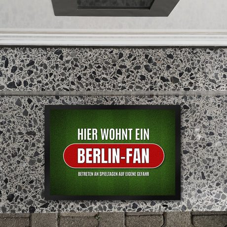 Hier wohnt ein Berlin-Fan Fußmatte mit Rasen Motiv