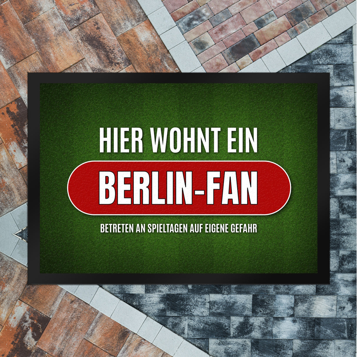 Hier wohnt ein Berlin-Fan Fußmatte mit Rasen Motiv