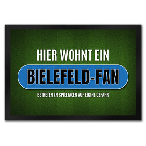 Hier wohnt ein Bielefeld-Fan Fußmatte mit Rasen Motiv