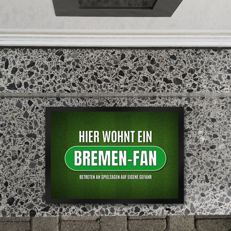 Hier wohnt ein Bremen-Fan Fußmatte mit Rasen Motiv