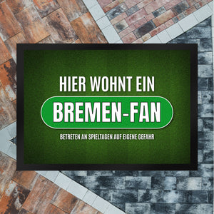 Hier wohnt ein Bremen-Fan Fußmatte mit Rasen Motiv