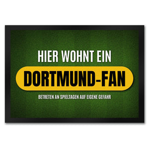 Hier wohnt ein Dortmund-Fan Fußmatte mit Rasen Motiv
