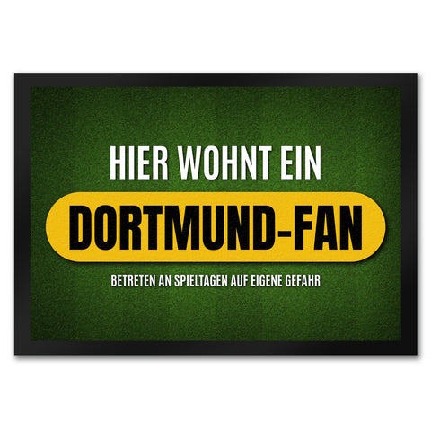 Hier wohnt ein Dortmund-Fan Fußmatte mit Rasen Motiv