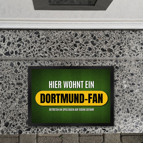 Hier wohnt ein Dortmund-Fan Fußmatte mit Rasen Motiv