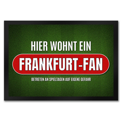 Hier wohnt ein Frankfurt-Fan Fußmatte mit Rasen Motiv