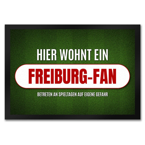 Hier wohnt ein Freiburg-Fan Fußmatte mit Rasen Motiv