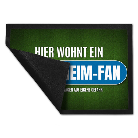 Hier wohnt ein Hoffenheim-Fan Fußmatte mit Rasen Motiv