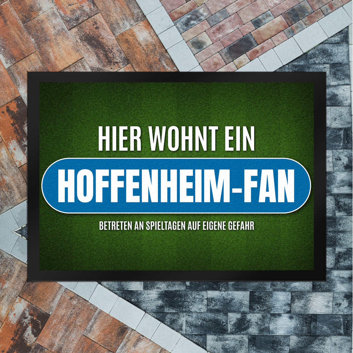 Hier wohnt ein Hoffenheim-Fan Fußmatte mit Rasen Motiv