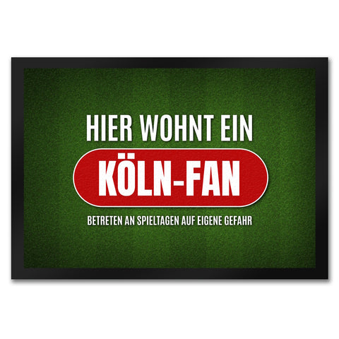 Hier wohnt ein Köln-Fan Fußmatte mit Rasen Motiv