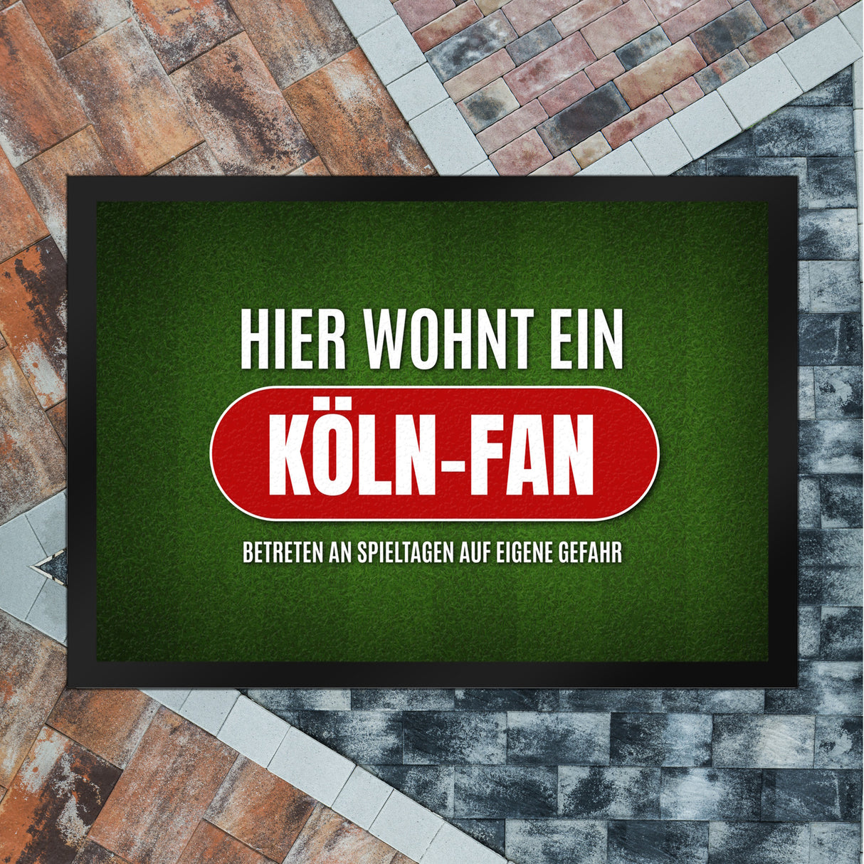 Hier wohnt ein Köln-Fan Fußmatte mit Rasen Motiv
