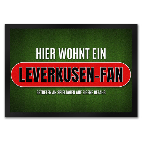 Hier wohnt ein Leverkusen-Fan Fußmatte mit Rasen Motiv