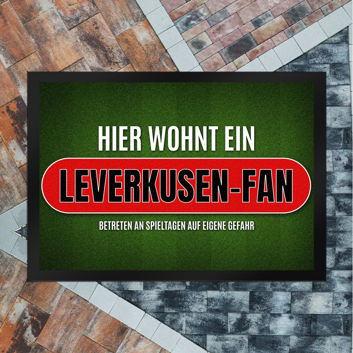 Hier wohnt ein Leverkusen-Fan Fußmatte mit Rasen Motiv