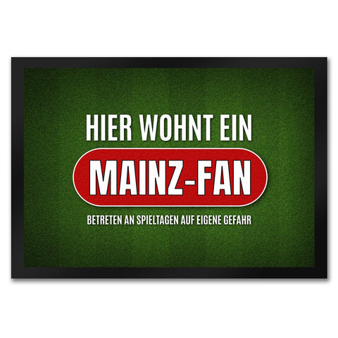 Hier wohnt ein Mainz-Fan Fußmatte mit Rasen Motiv