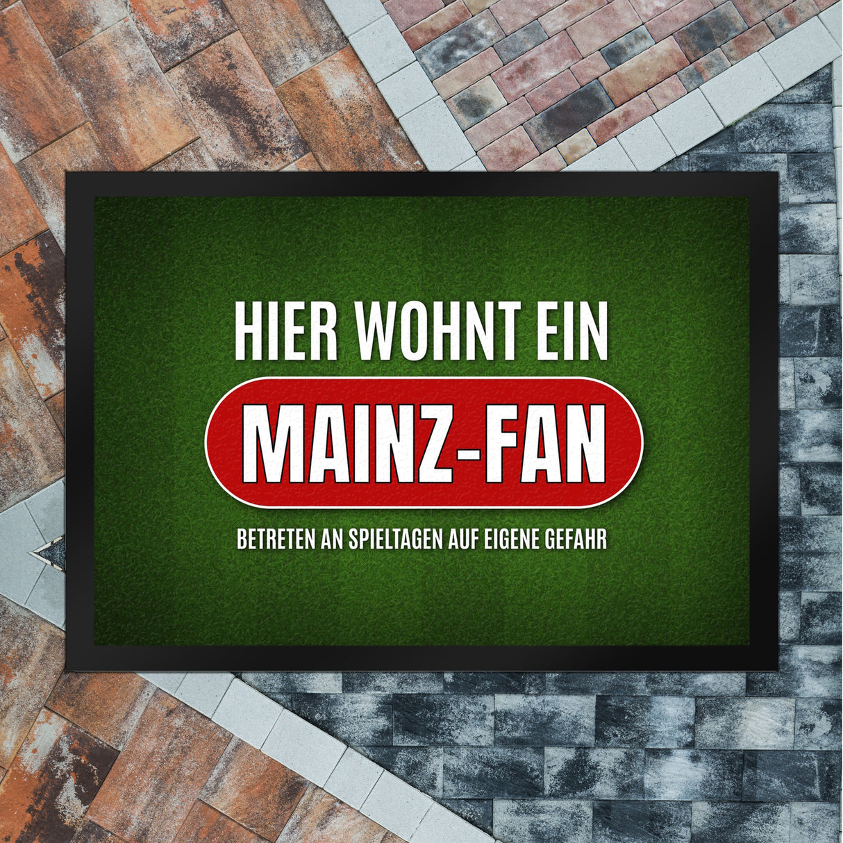 Hier wohnt ein Mainz-Fan Fußmatte mit Rasen Motiv