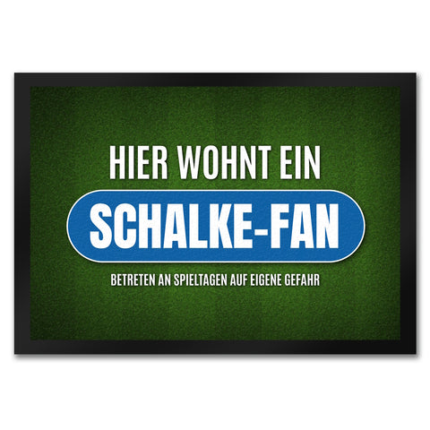 Hier wohnt ein Schalke-Fan Fußmatte mit Rasen Motiv