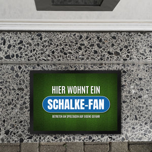 Hier wohnt ein Schalke-Fan Fußmatte mit Rasen Motiv