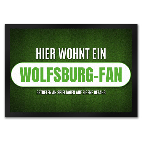 Hier wohnt ein Wolfsburg-Fan Fußmatte mit Rasen Motiv