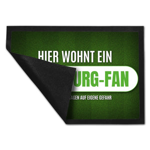 Hier wohnt ein Wolfsburg-Fan Fußmatte mit Rasen Motiv