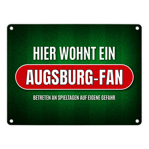 Hier wohnt ein Augsburg-Fan Metallschild mit Rasen Motiv