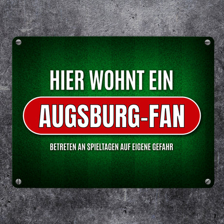 Hier wohnt ein Augsburg-Fan Metallschild mit Rasen Motiv
