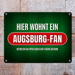 Hier wohnt ein Augsburg-Fan Metallschild mit Rasen Motiv