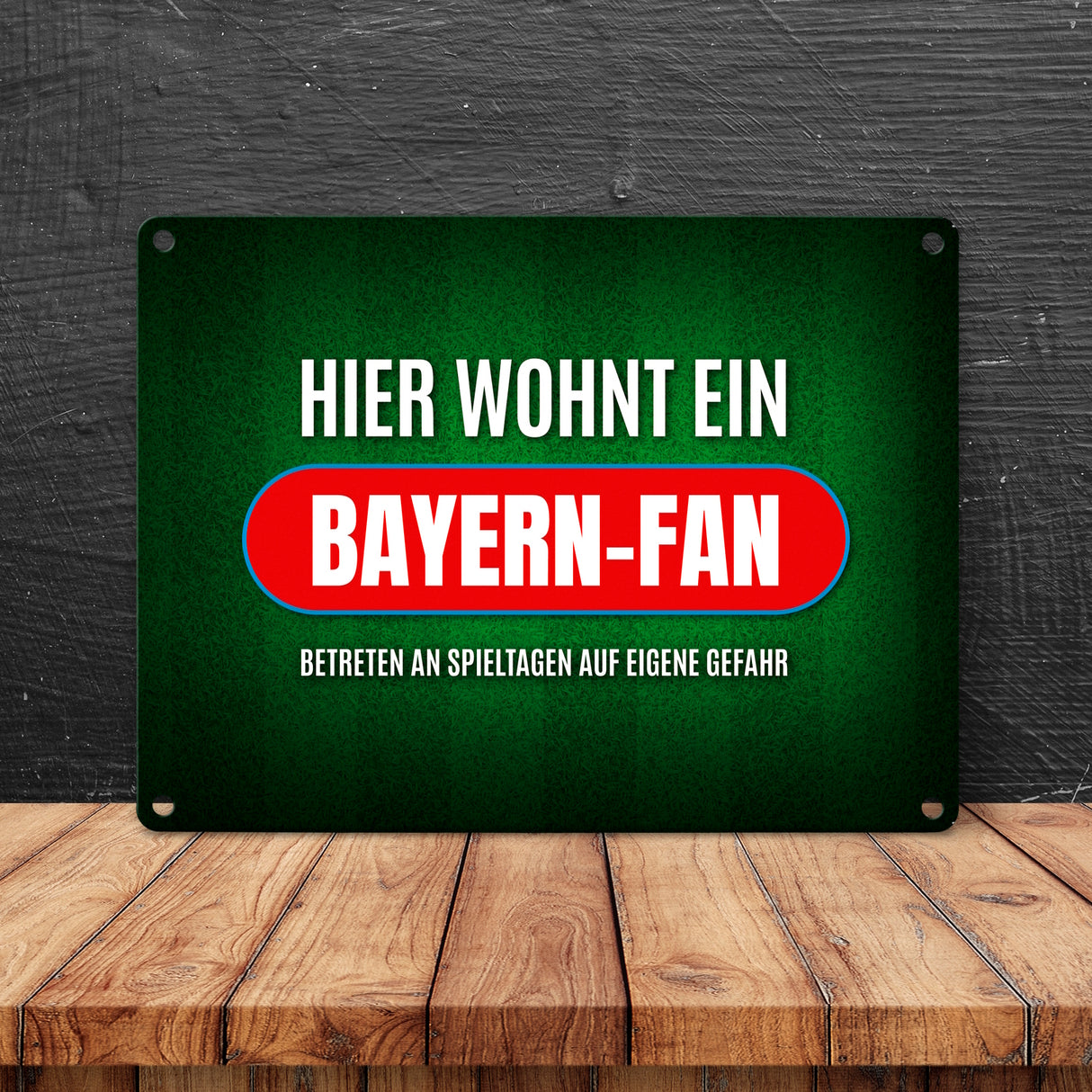 Hier wohnt ein Bayern-Fan Metallschild mit Rasen Motiv