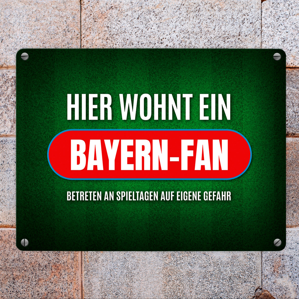Hier wohnt ein Bayern-Fan Metallschild mit Rasen Motiv