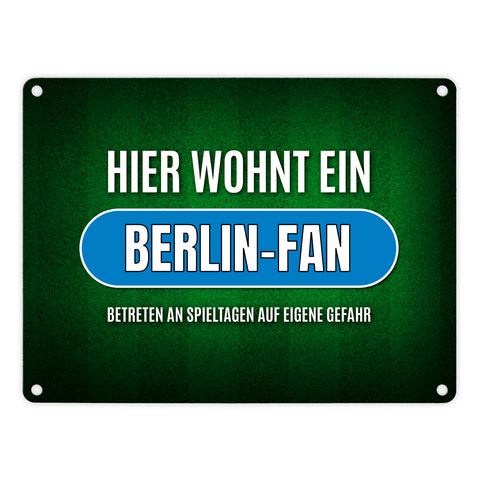Hier wohnt ein Berlin-Fan -weiß Metallschild mit Rasen Motiv