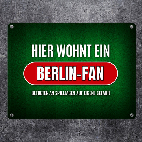 Hier wohnt ein Berlin-Fan -weiß Metallschild mit Rasen Motiv