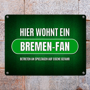 Hier wohnt ein Bremen-Fan Metallschild mit Rasen Motiv