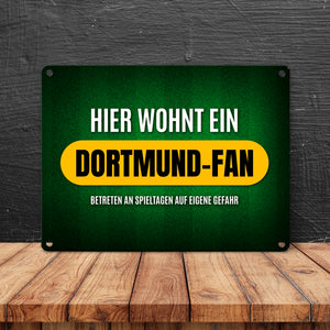 Hier wohnt ein Dortmund-Fan Metallschild mit Rasen Motiv
