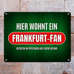 Hier wohnt ein Frankfurt-Fan Metallschild mit Rasen Motiv