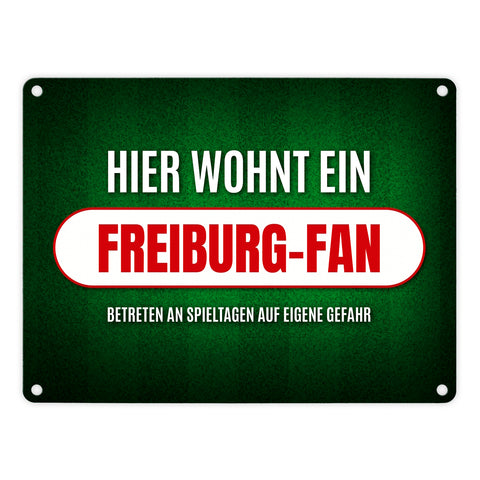 Hier wohnt ein Freiburg-Fan Metallschild mit Rasen Motiv