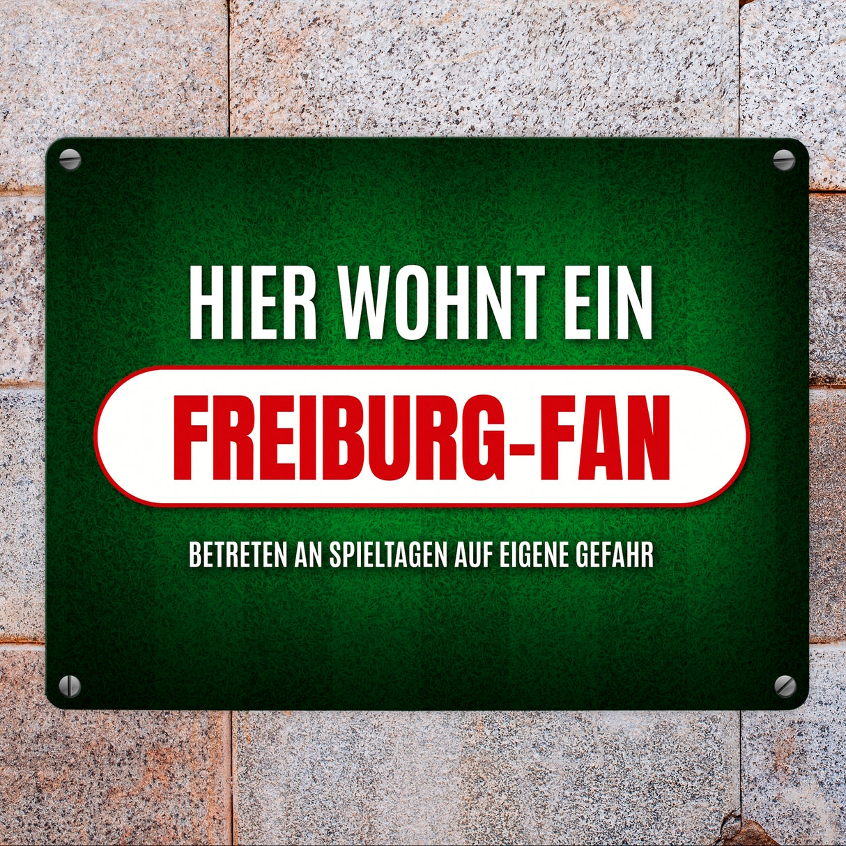 Hier wohnt ein Freiburg-Fan Metallschild mit Rasen Motiv