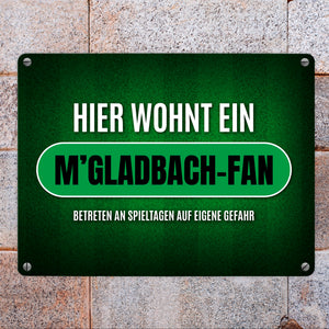 Hier wohnt ein M'Gladbach-Fan Metallschild mit Rasen Motiv